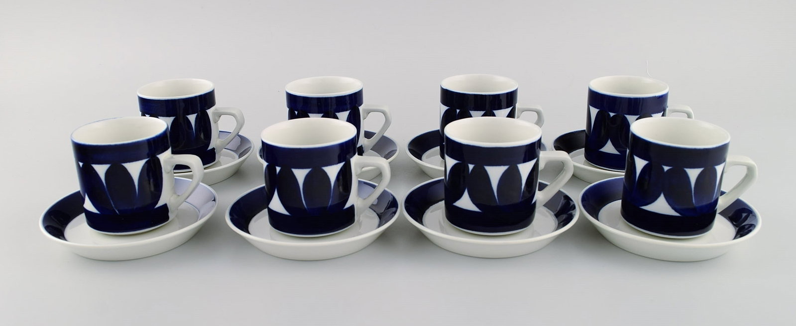 Raija Uosikkinen (1923-2004) for Arabia. Eight Sotka coffee cups with saucers in hand-painted glazed - 2