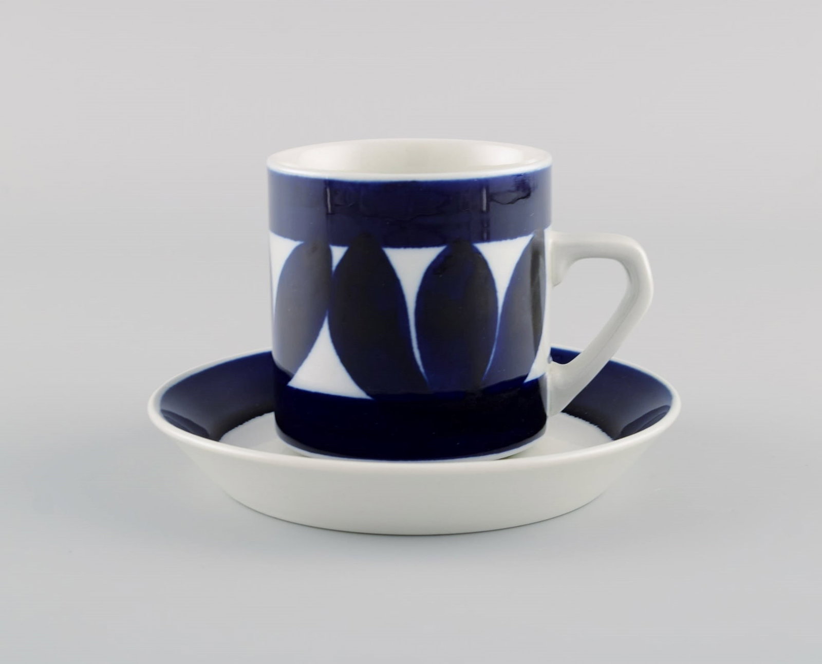 Raija Uosikkinen (1923-2004) for Arabia. Eight Sotka coffee cups with saucers in hand-painted glazed - 3
