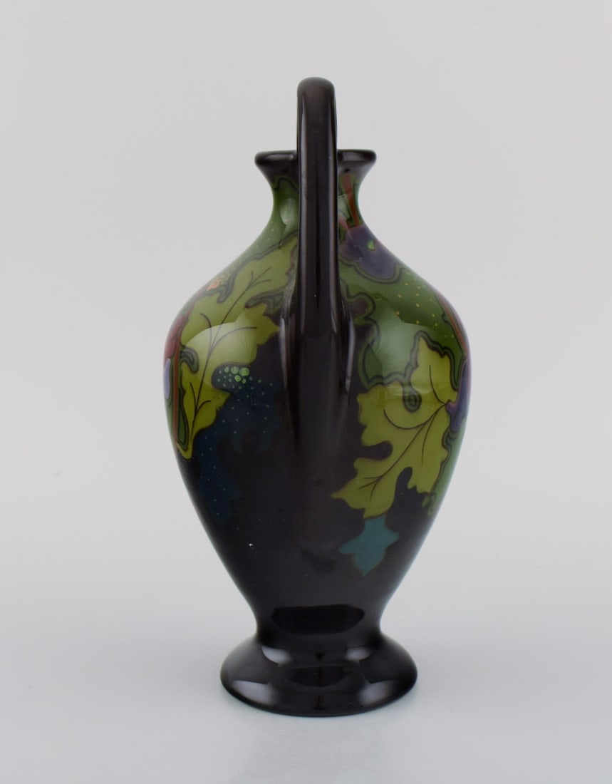 Regina, Holland. Antique art nouveau vase in glazed ceramics with hand-painted flowers and foliage. - 5