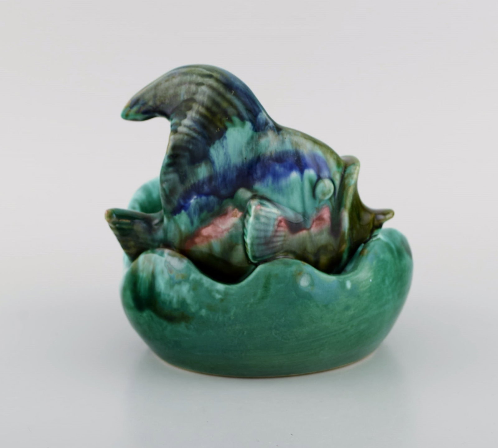 Belgian studio ceramicist. Bowl in glazed ceramics modeled with fish. Beautiful glaze in shades of - 5