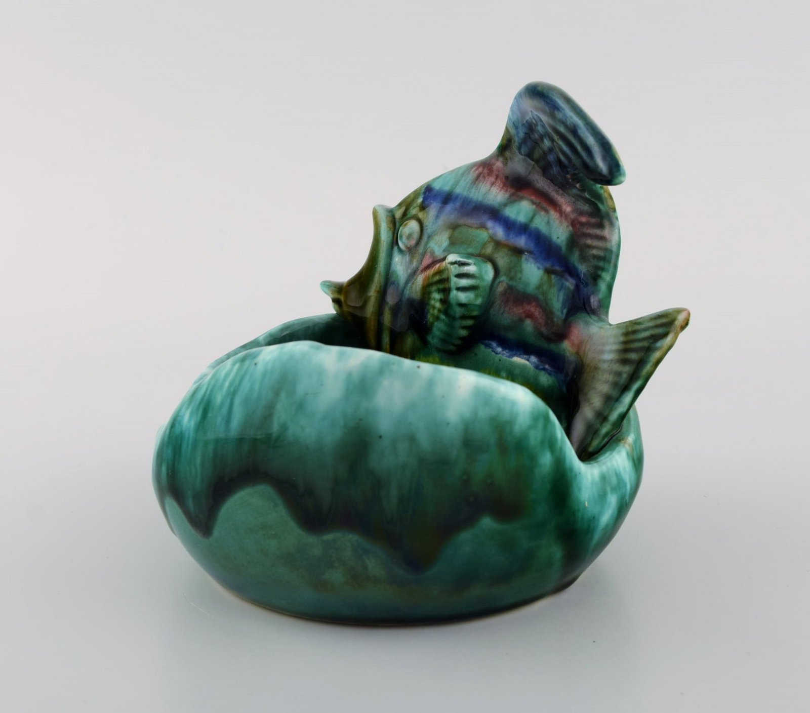 Belgian studio ceramicist. Bowl in glazed ceramics modeled with fish. Beautiful glaze in shades of - 7