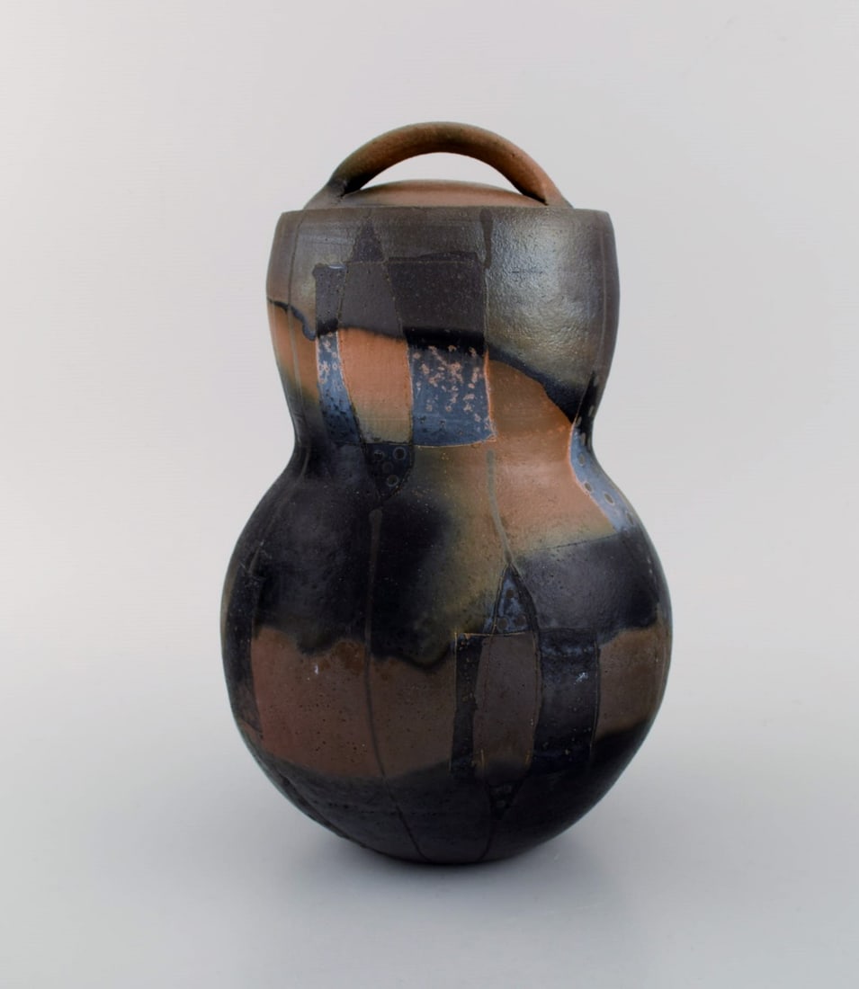 European studio ceramicist. Large unique lidded jar in glazed stoneware. Late 20th century. - 2