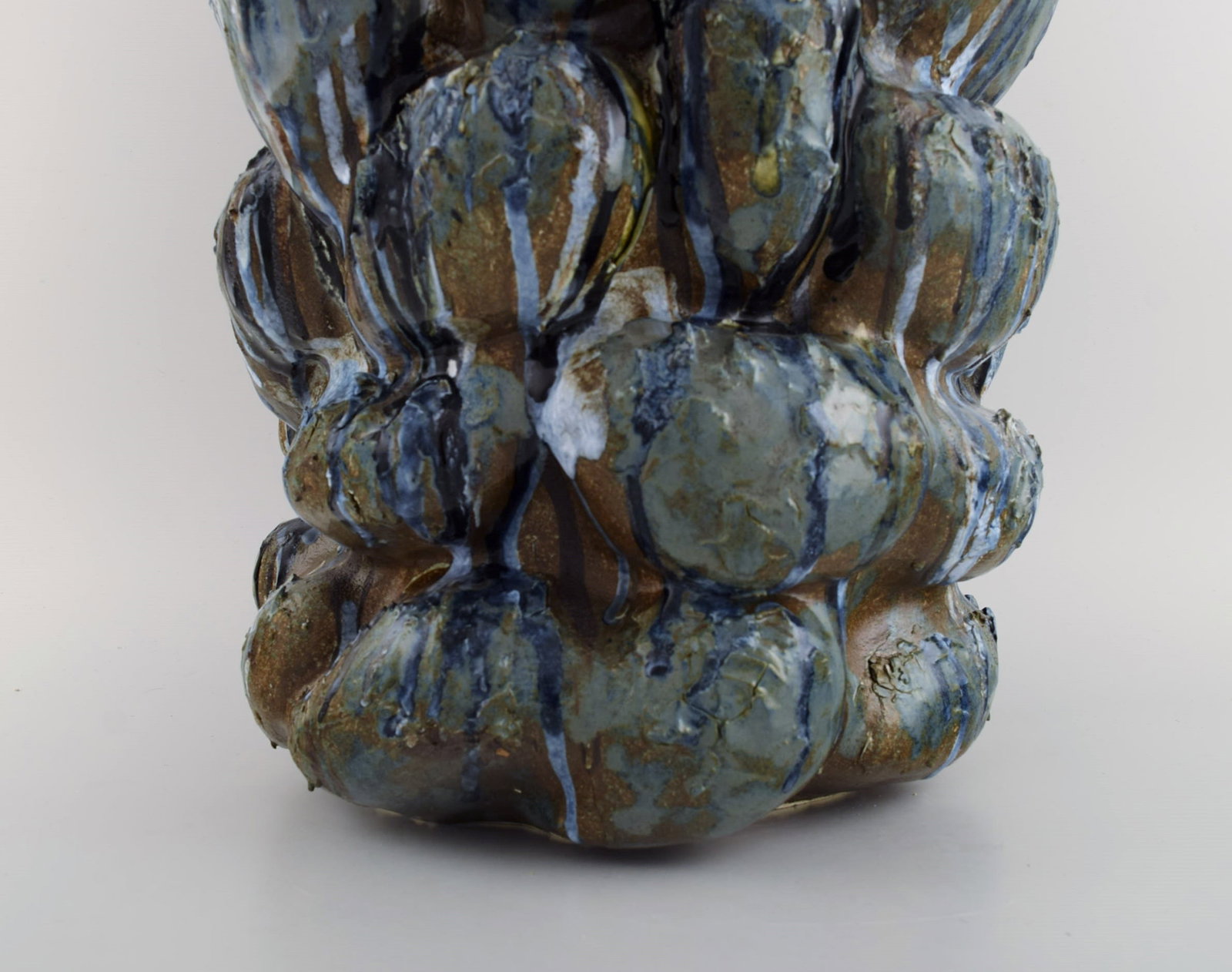 Christina Muff, Danish contemporary ceramicist (b. 1971). Large, hand modeled stoneware sculptural - 7