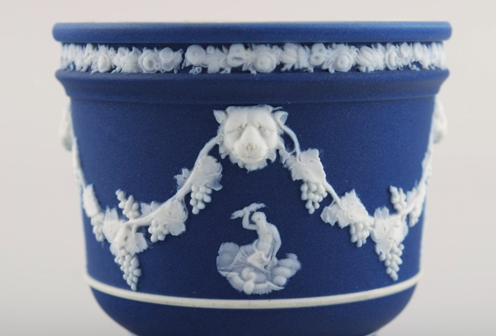 Wedgwood, England. Three bowls / dishes and a vase in black, green and blue stoneware with - 7