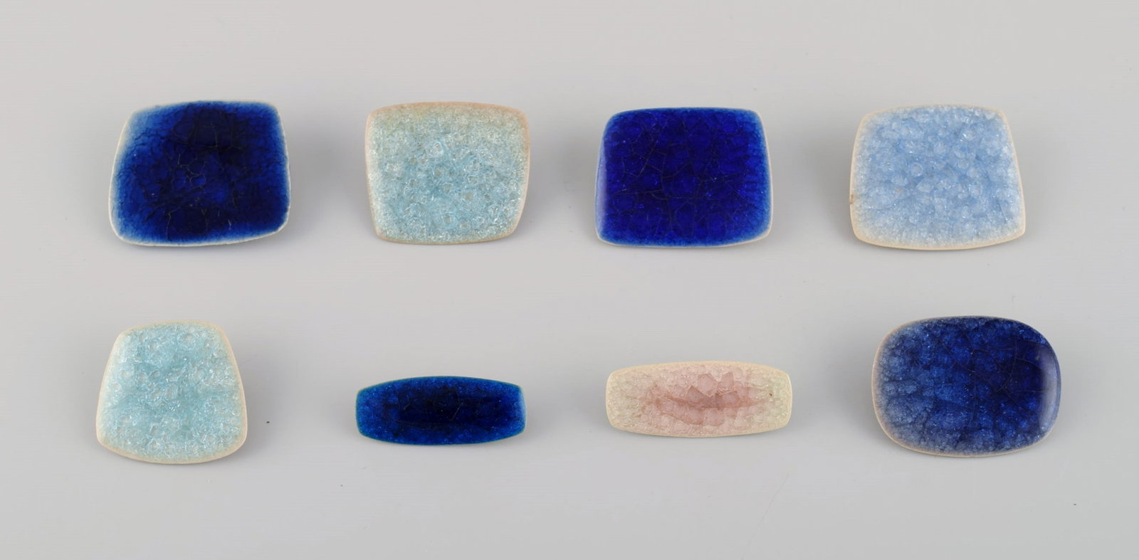 Ole Bjorn Kruger (1922-2007), Danish sculptor and ceramicist. Eight unique brooches in glazed - 2