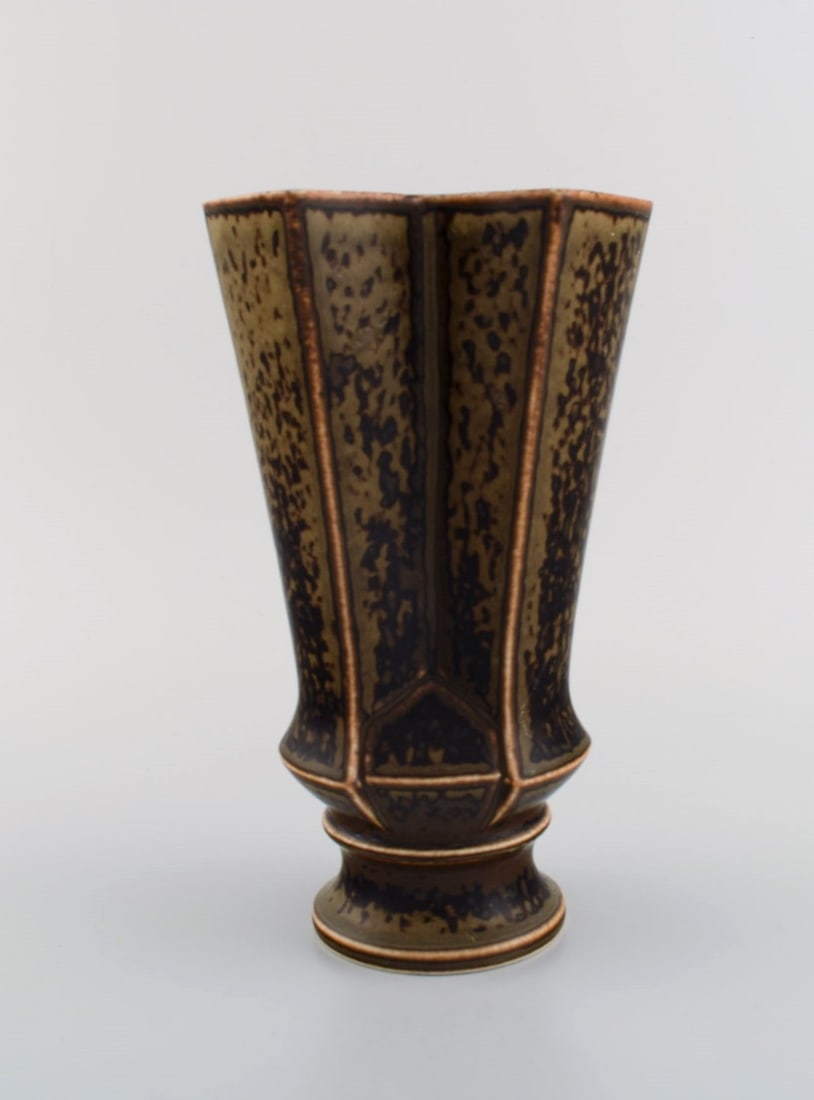 Lisa Engquist (1914-1989) for Bing and Grondahl. Cubist vase in glazed stoneware with glaze in brown - 2