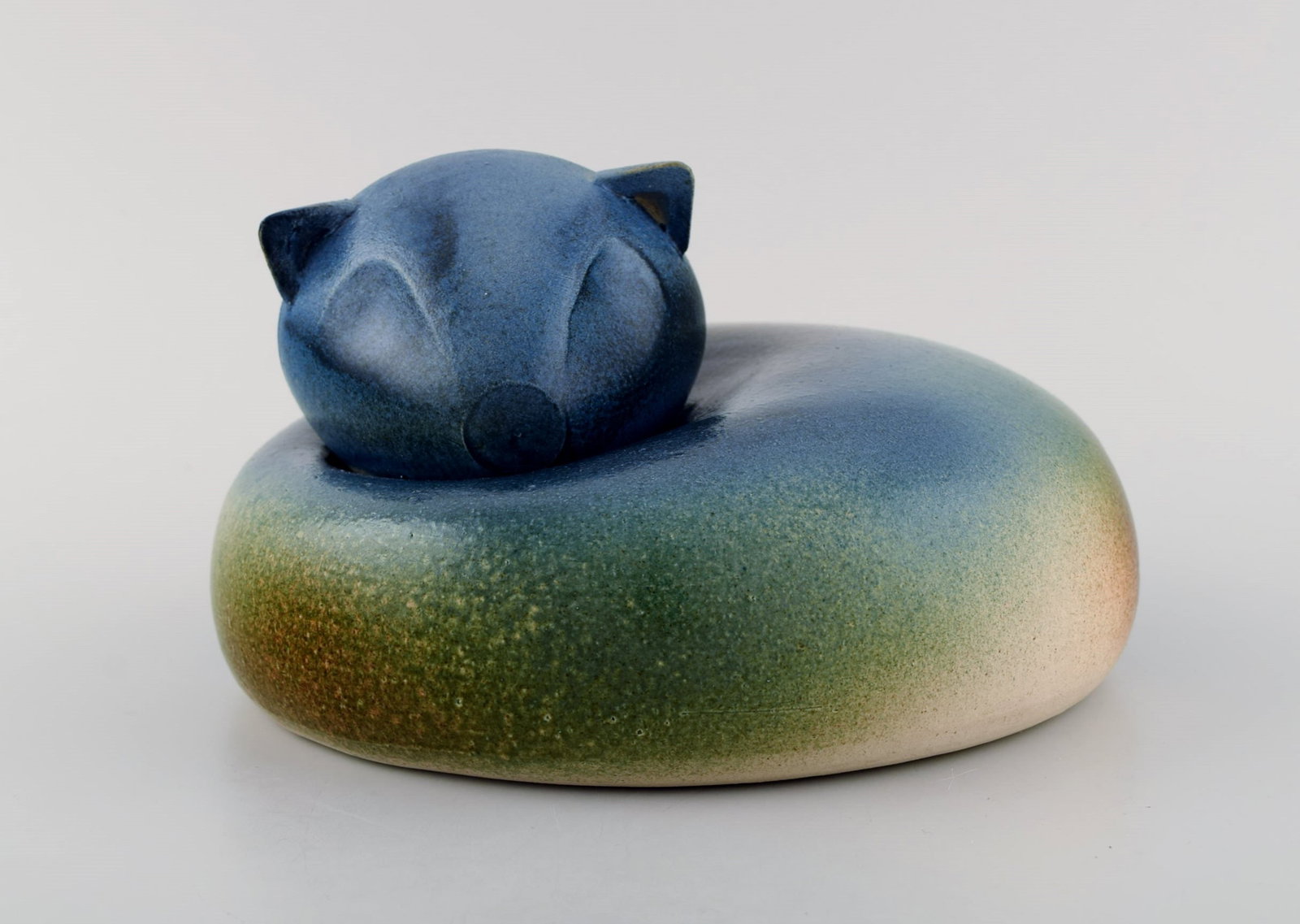 European studio ceramicist. Large unique figure of lying cat. Beautiful glaze in blue-green shades. - 2