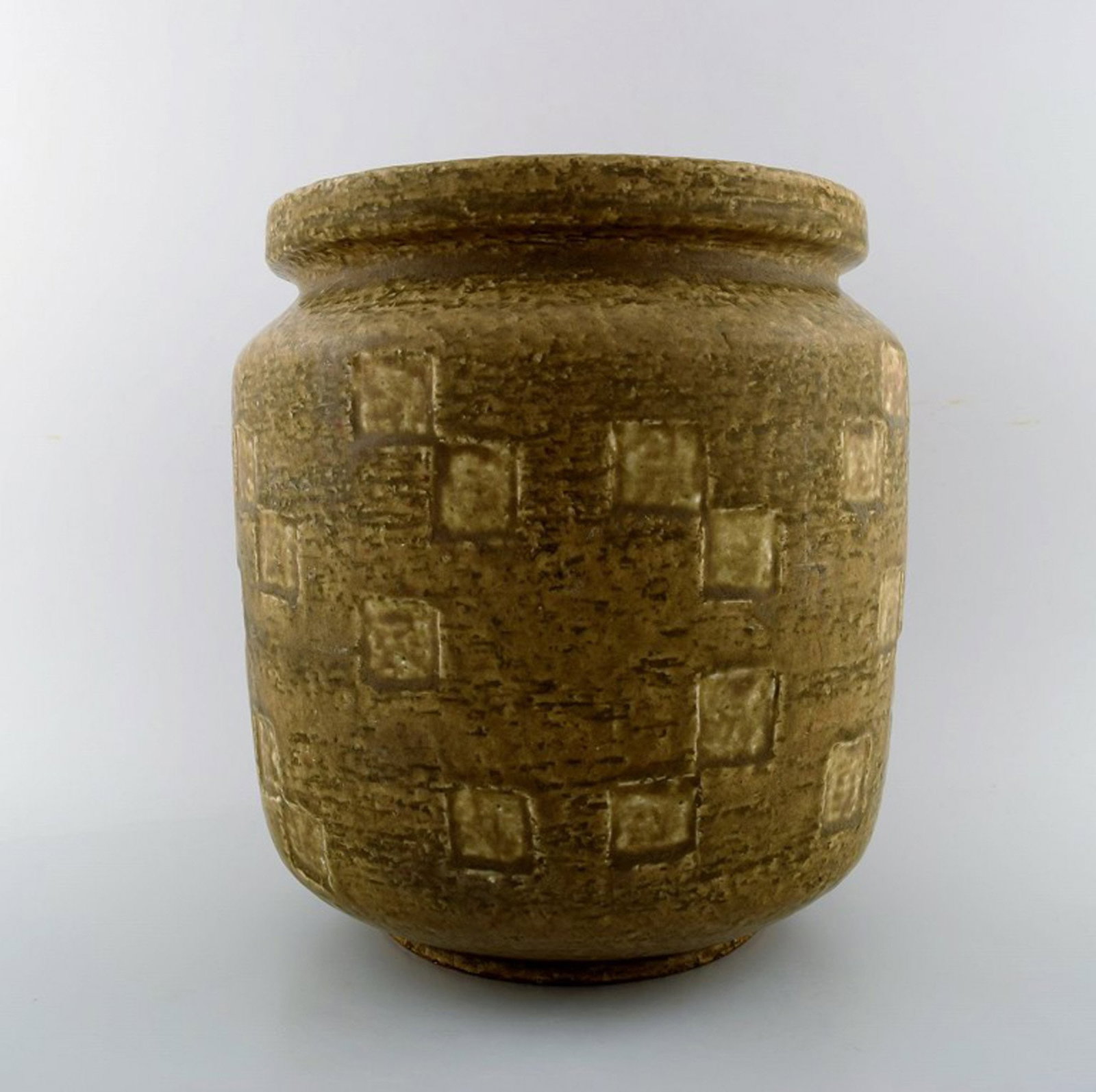 Saxbo large stoneware vase in modern design, glaze in yellow brown tones.: Title: Saxbo large stoneware vase in modern design, glaze in yellow brown tones. Description: Saxbo large stoneware vase in modern design, glaze in yellow brown tones. Stamped Saxbo. Ying Yang. Measur