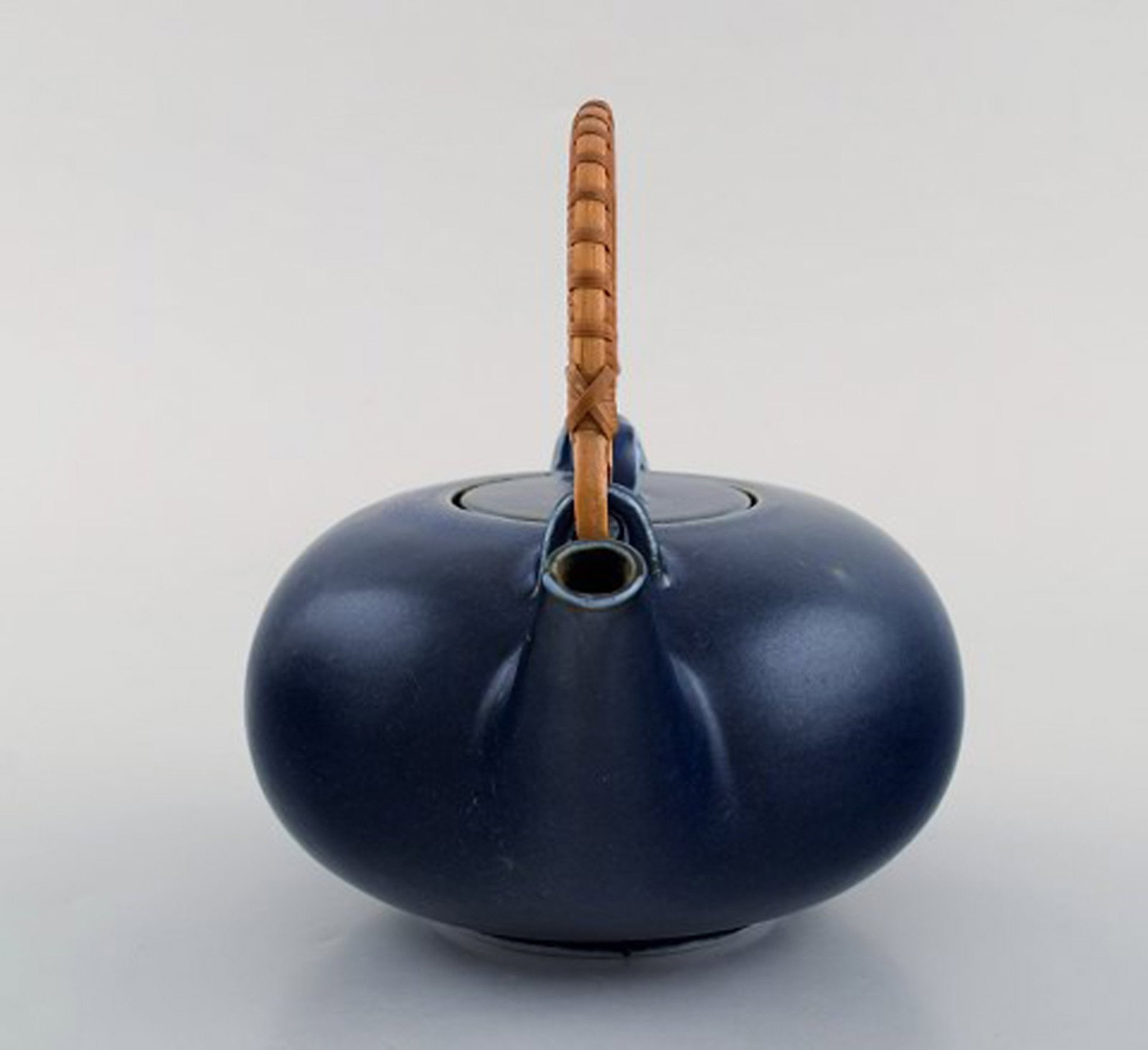 Eva Staehr-Nielsen for Saxbo. Teapot in glazed ceramics with handle in wicker. Beautiful glaze in - 4