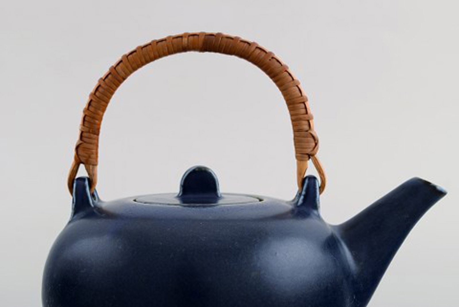 Eva Staehr-Nielsen for Saxbo. Teapot in glazed ceramics with handle in wicker. Beautiful glaze in - 5