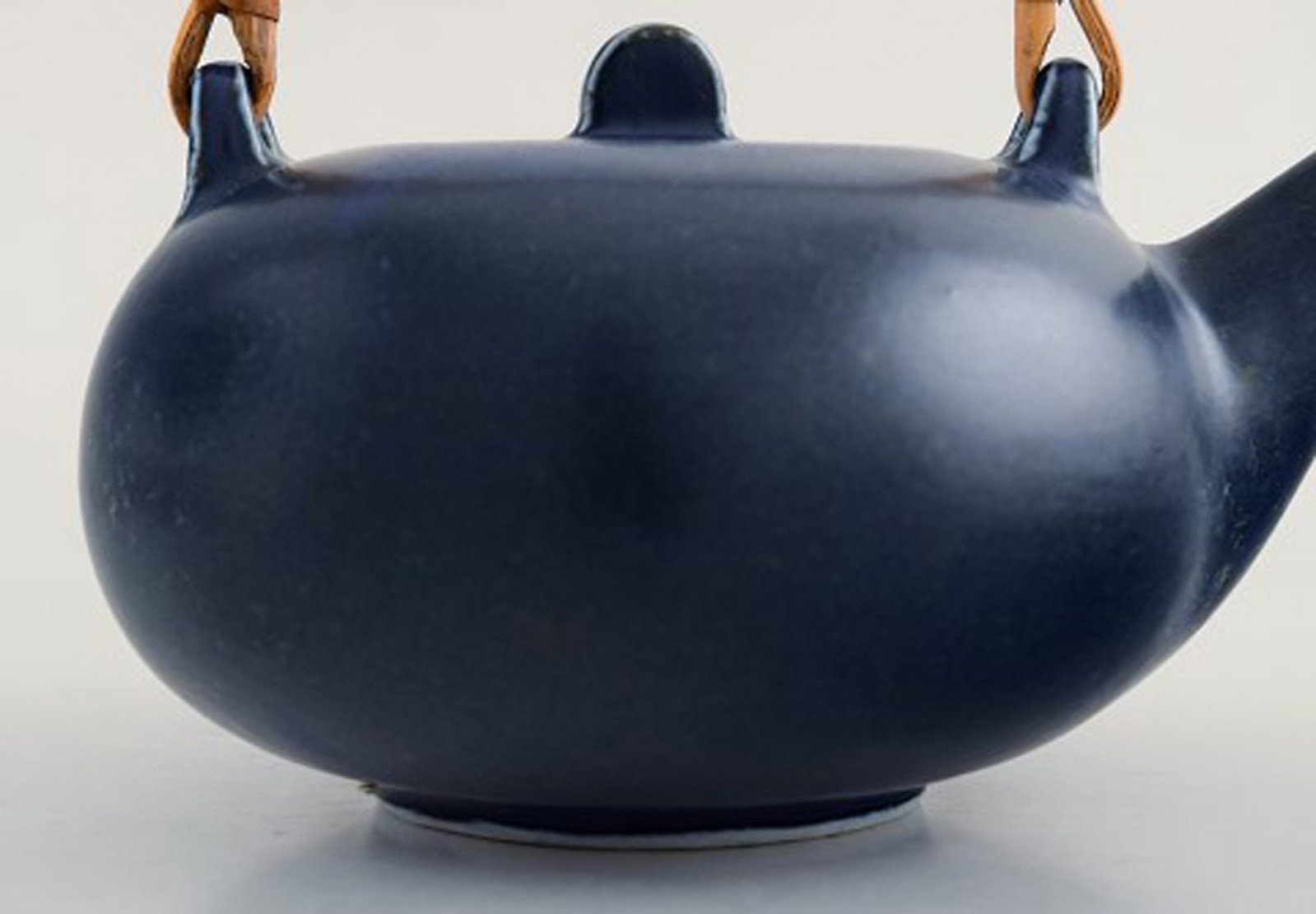 Eva Staehr-Nielsen for Saxbo. Teapot in glazed ceramics with handle in wicker. Beautiful glaze in - 6