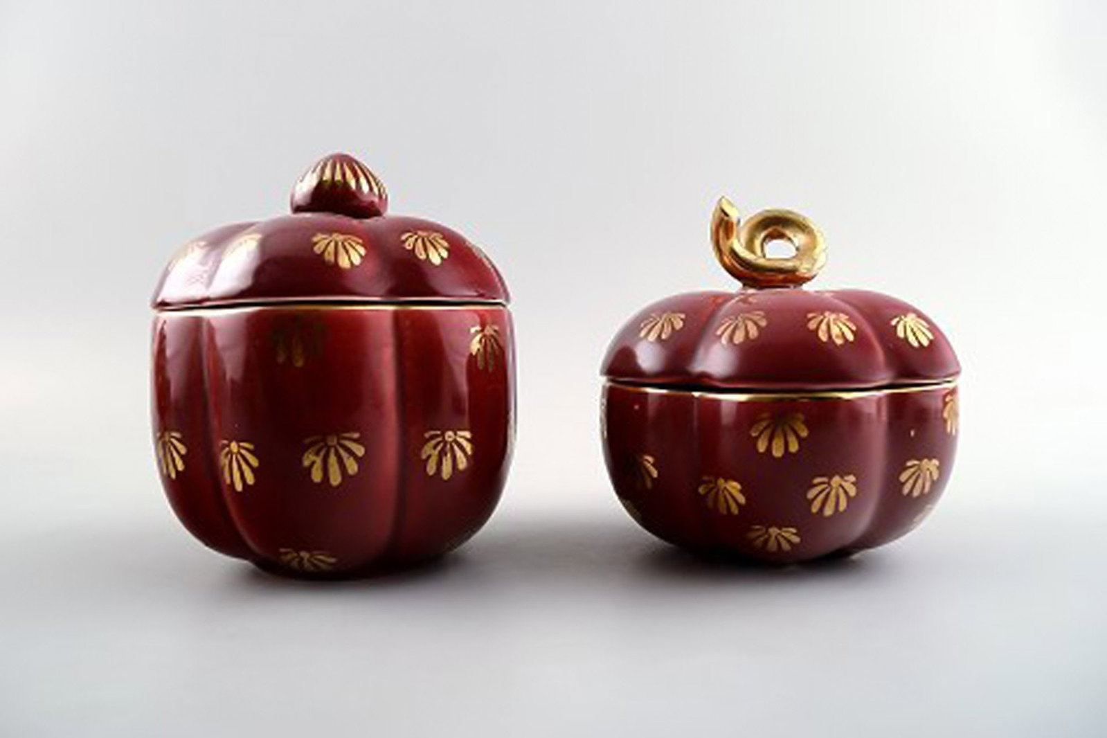 Collection of 'Red Rubin' pottery with red glaze with gold, Upsala-Ekeby, Gefle. Design Arthur - 4