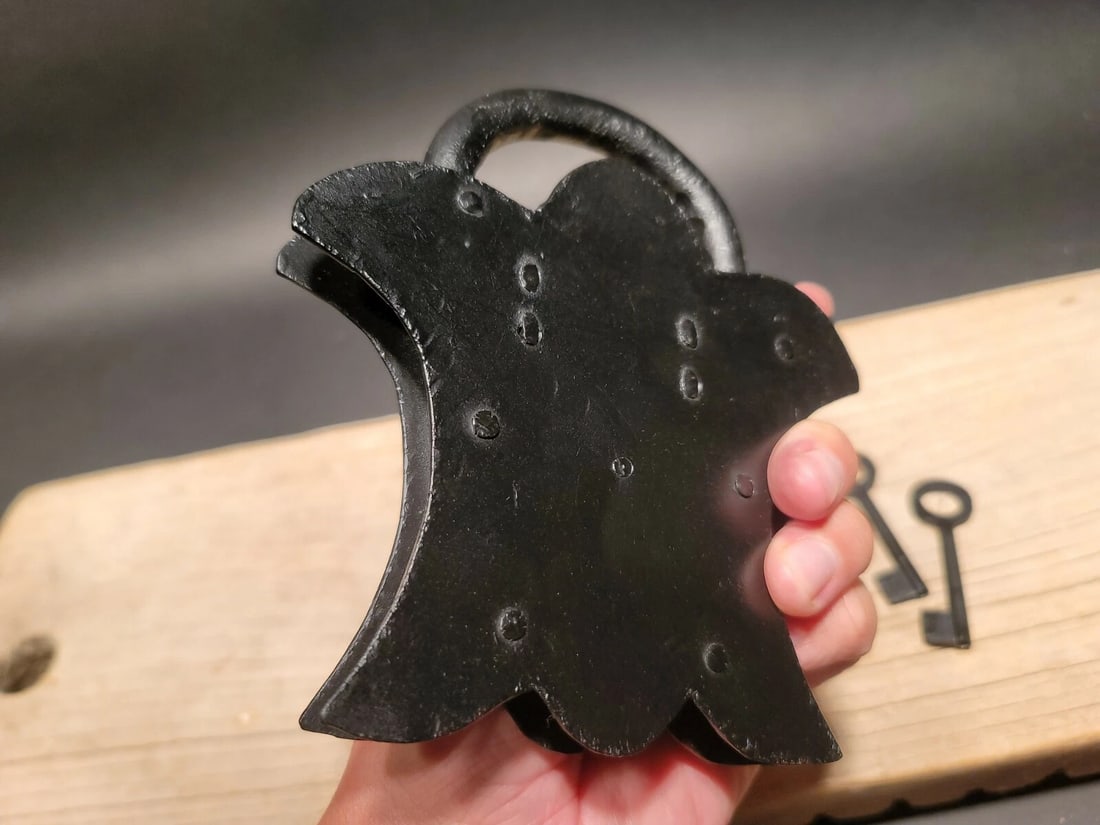Cast iron Padlock Lock & Key - 4