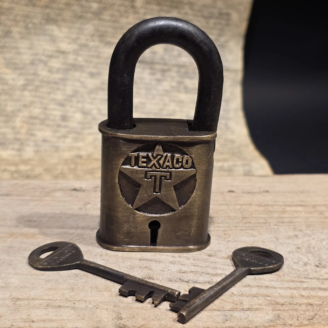 4" Antique Style Brass & iron Texaco Padlock with Keys Oil Company Lock - 7