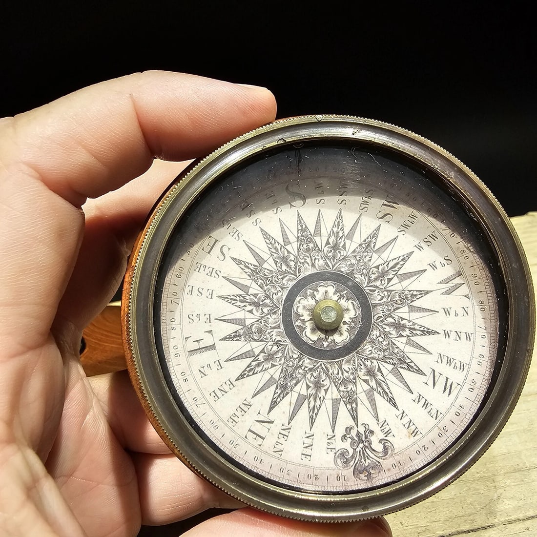 Turned Mahagony Wood Compass with Lid - 2