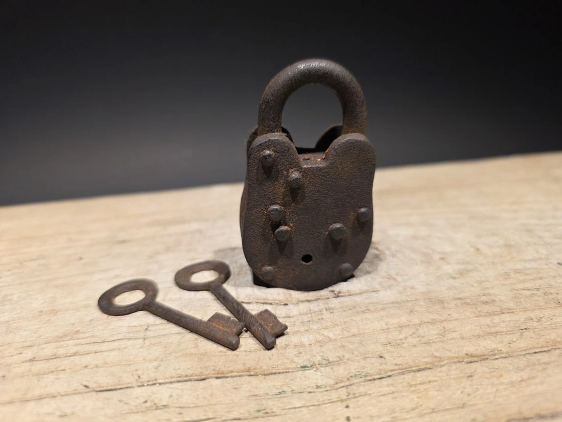 Cast iron Colt Firearms Ammo Box Padlock Lock & Key - 4