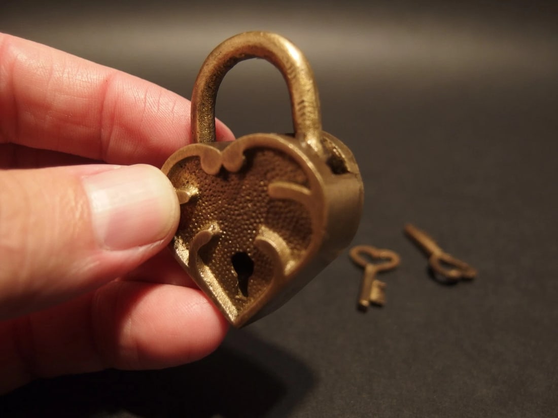 Cast iron Trunk Chest Box Heart Padlock w Key - 3