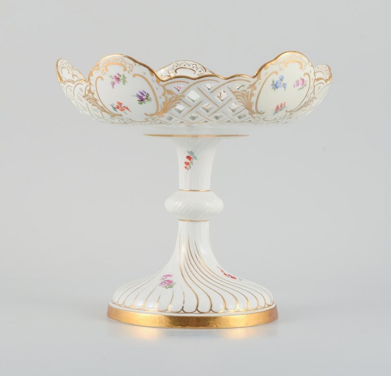 Large Meissen openwork compote decorated with polychrome flowers. Approx. 1900. - 2