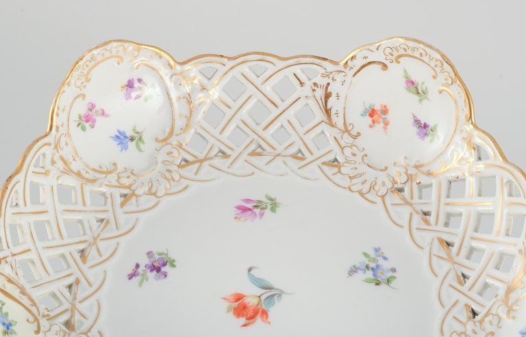 Large Meissen openwork compote decorated with polychrome flowers. Approx. 1900. - 7