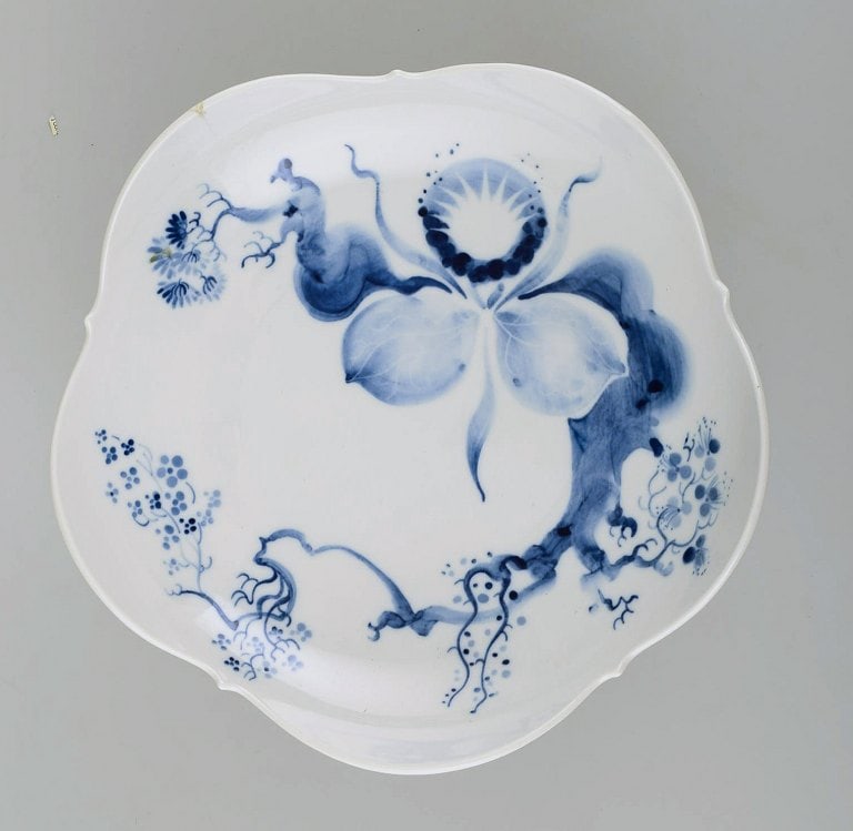 Meissen bowl in hand-painted porcelain decorated with cherry tree branches, in Japanese style. Early - 2