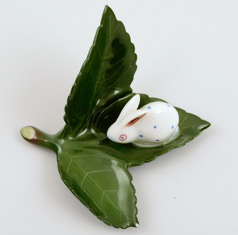 Herend, baby rabbit on leaf in porcelain. 1980s. - 2