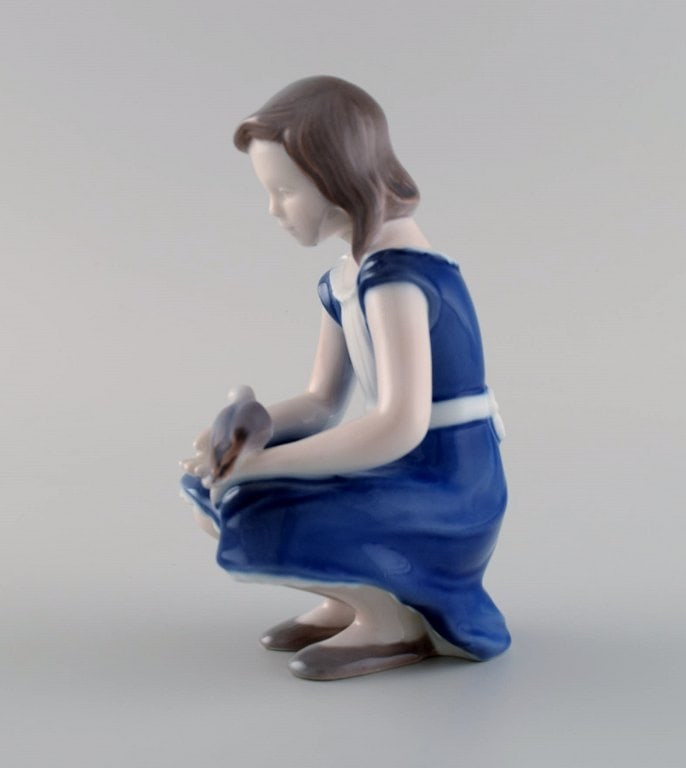 Bing & Grondahl porcelain figure. Girl with dove. Model number 2340. - 3