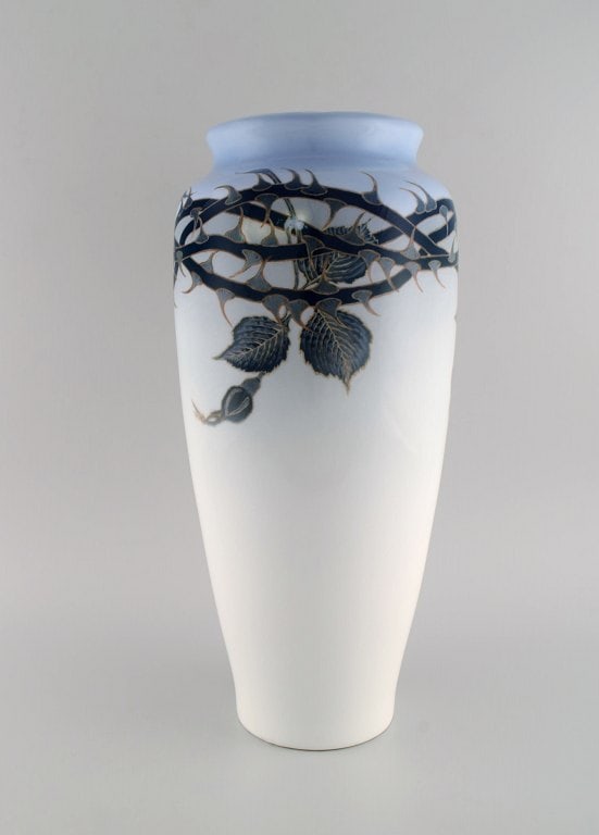 Bertha Nathanielsen for Royal Copenhagen. Large unique art nouveau vase in hand-painted porcelain. - 3