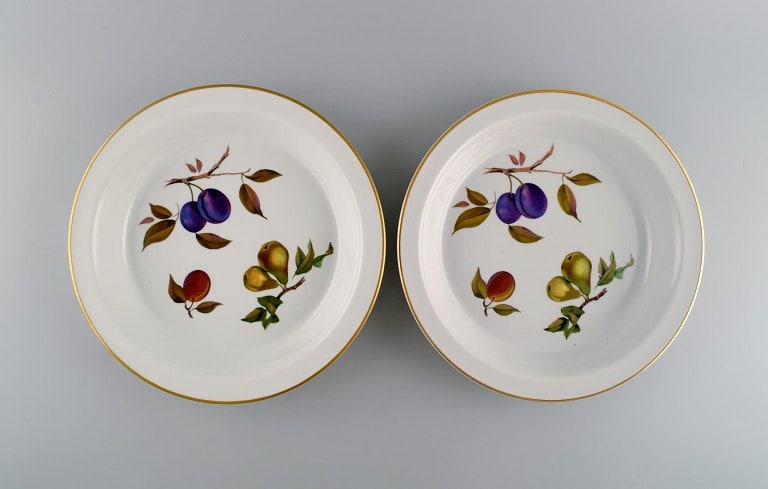 Royal Worcester, England. A pair of Evesham dishes / bowls in porcelain decorated with fruits and - 2
