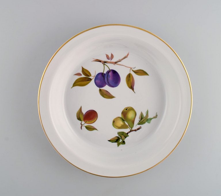 Royal Worcester, England. A pair of Evesham dishes / bowls in porcelain decorated with fruits and - 3