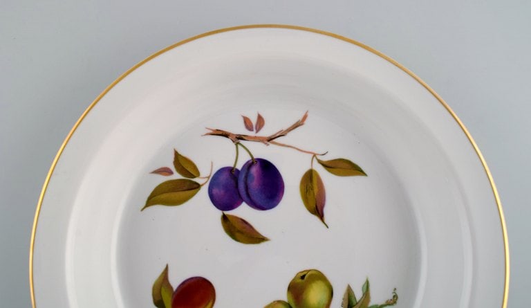 Royal Worcester, England. A pair of Evesham dishes / bowls in porcelain decorated with fruits and - 4