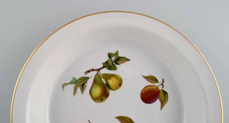 Royal Worcester, England. A pair of Evesham dishes / bowls in porcelain decorated with fruits and - 5