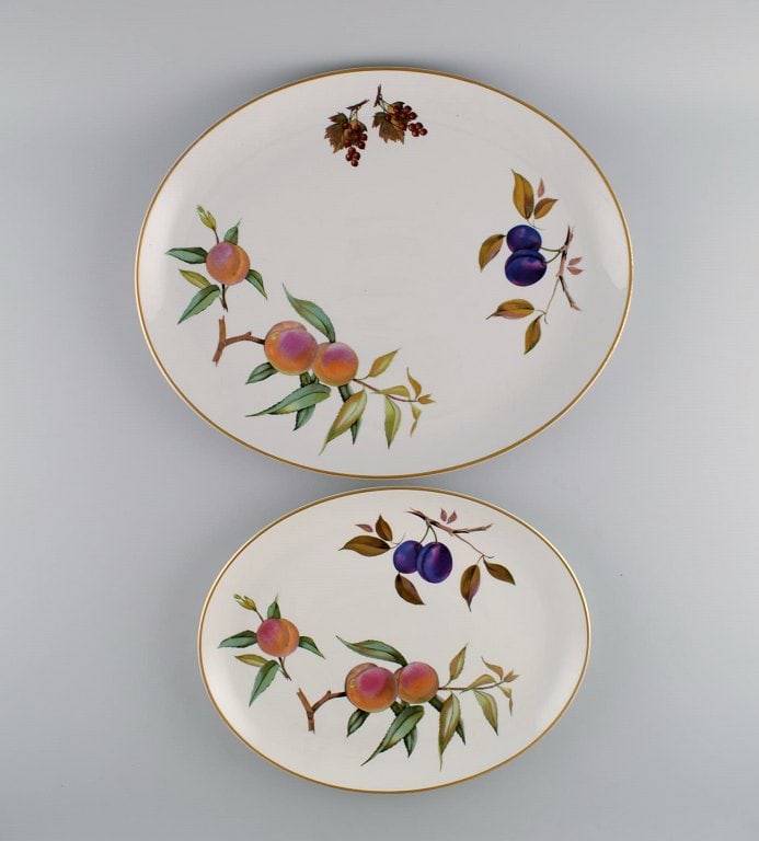 Royal Worcester, England. Two Evesham serving dishes in porcelain decorated with fruits and gold - 2