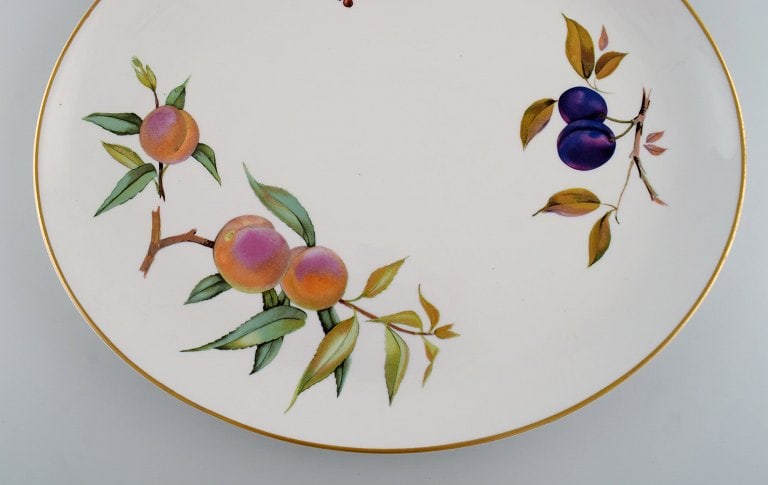 Royal Worcester, England. Two Evesham serving dishes in porcelain decorated with fruits and gold - 4