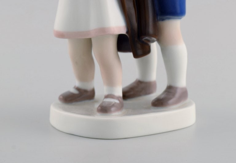 Bing & Grondahl porcelain figure. Siblings. 1970s. Model number 2312. - 7