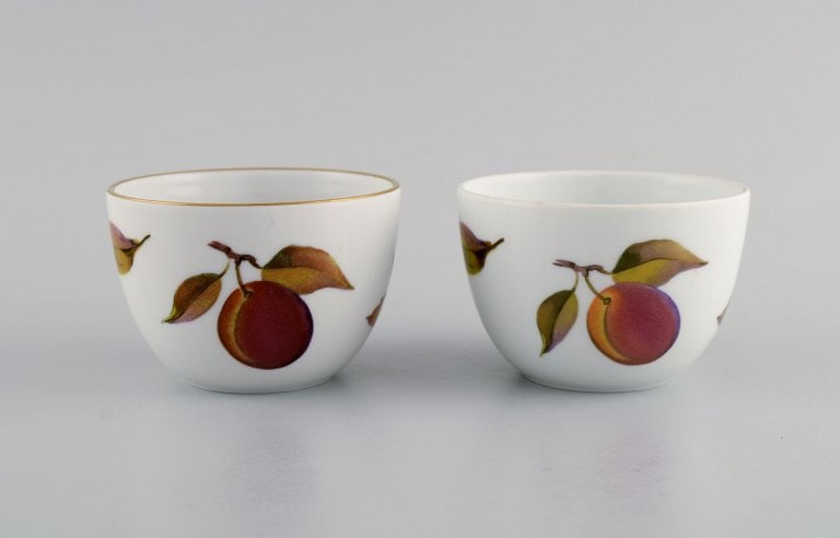 Royal Worcester, England. Six pieces of Evesham porcelain decorated with fruits and gold rim. 1980s. - 3
