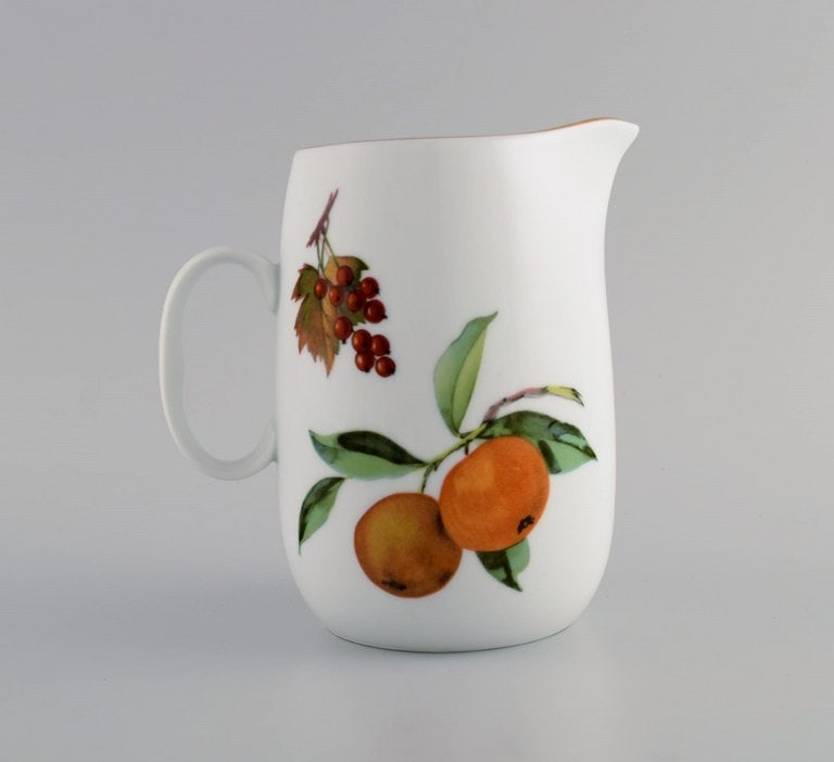 Royal Worcester, England. Six pieces of Evesham porcelain decorated with fruits and gold rim. 1980s. - 4