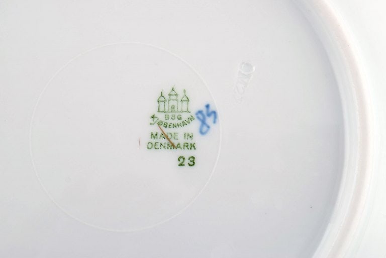 Six Bing & Grondahl Butterfly deep plates in hand-painted porcelain with gold rim. Model number 23. - 7