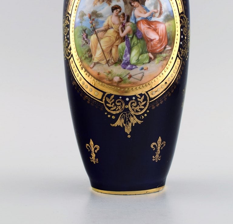 Antique Wien vase in hand-painted porcelain. Classic motifs and gold decoration on a dark blue - 7