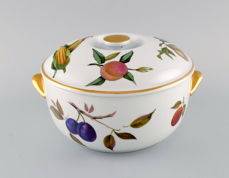 Royal Worcester, England. Large Evesham lidded tureen in porcelain decorated with fruits and gold - 6