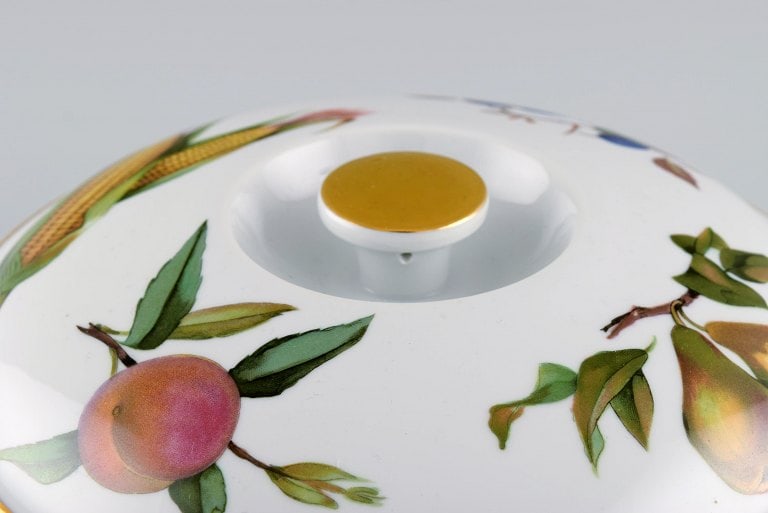 Royal Worcester, England. Large Evesham lidded tureen in porcelain decorated with fruits and gold - 7