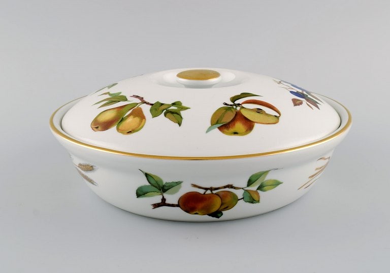 Royal Worcester, England. Evesham lidded tureen in porcelain decorated with fruits and gold rim. - 3