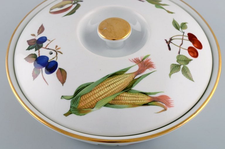 Royal Worcester, England. Evesham lidded tureen in porcelain decorated with fruits and gold rim. - 5