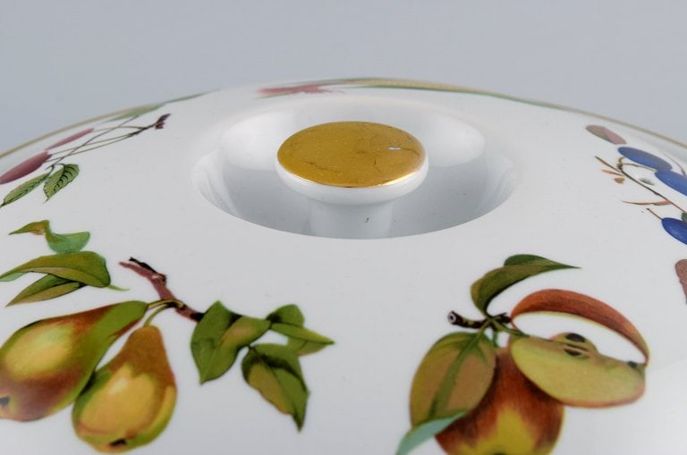 Royal Worcester, England. Evesham lidded tureen in porcelain decorated with fruits and gold rim. - 7
