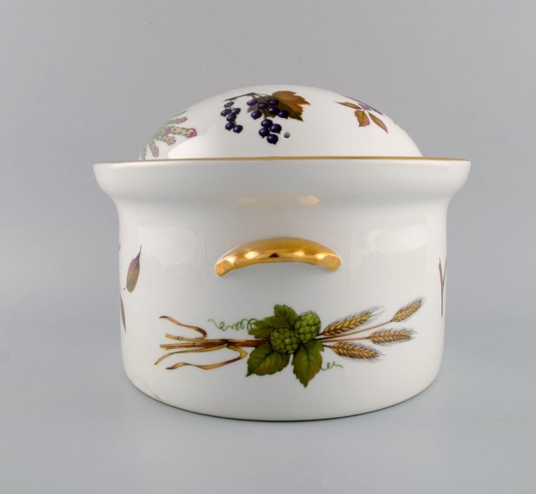 Royal Worcester, England. Large Evesham lidded tureen in porcelain decorated with fruits and gold - 3