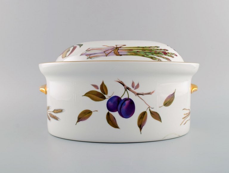 Royal Worcester, England. Large Evesham lidded tureen in porcelain decorated with fruits and gold - 4
