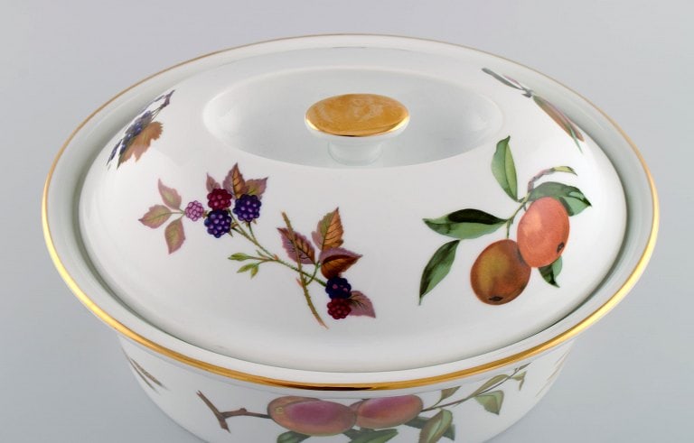 Royal Worcester, England. Large Evesham lidded tureen in porcelain decorated with fruits and gold - 7