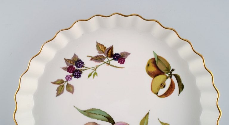 Royal Worcester, England. Two Evesham pie dishes in porcelain decorated with fruits and gold rim. - 4