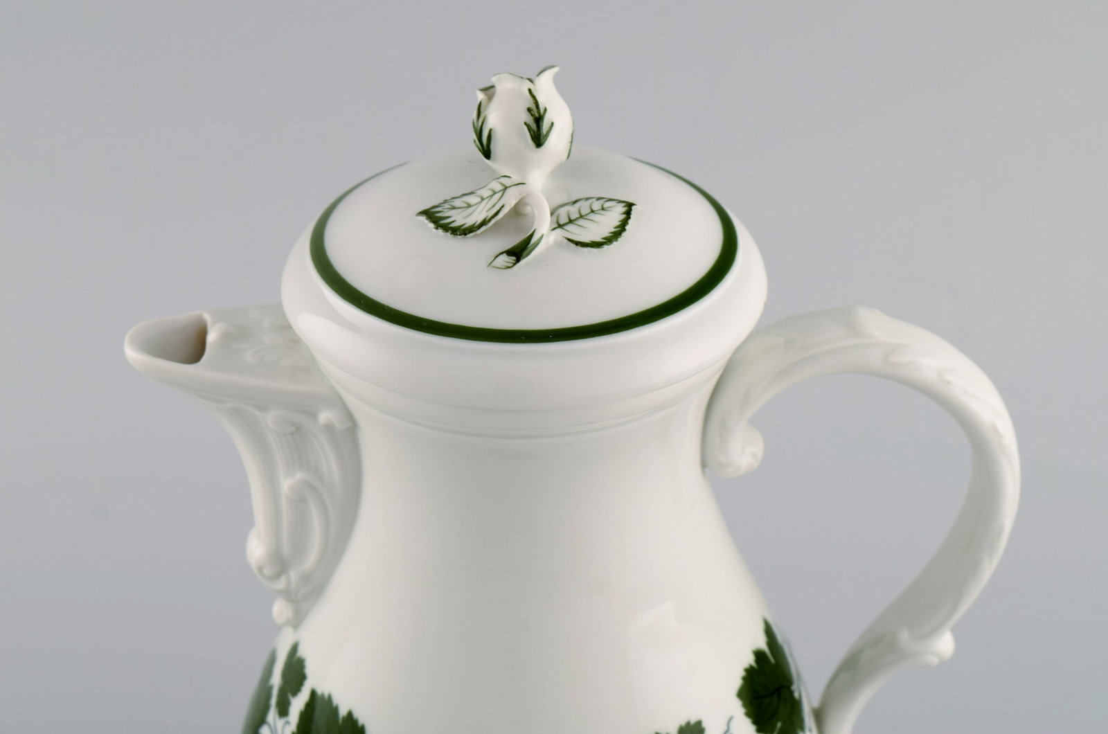 Meissen Green Ivy Vine. Coffee pot, sugar bowl and creamer in hand-painted porcelain. Lid modeled - 3