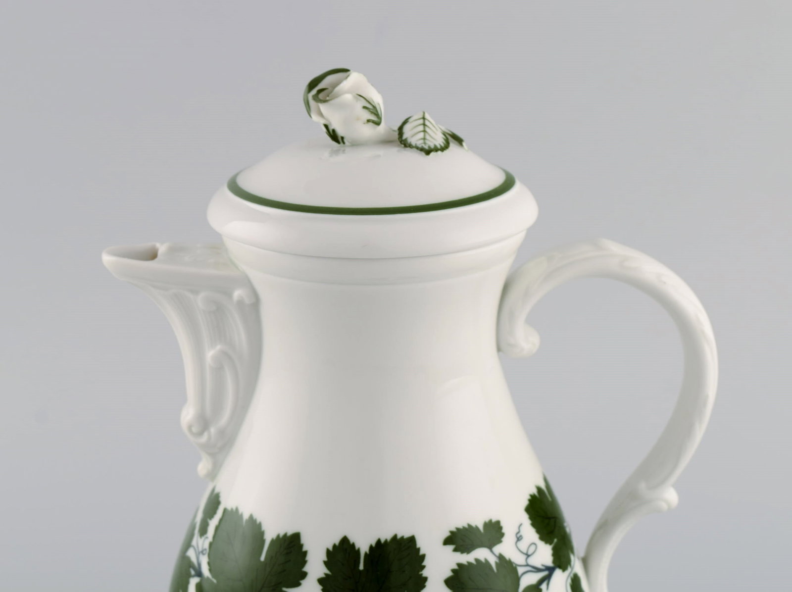 Meissen Green Ivy Vine. Coffee pot, sugar bowl and creamer in hand-painted porcelain. Lid modeled - 4