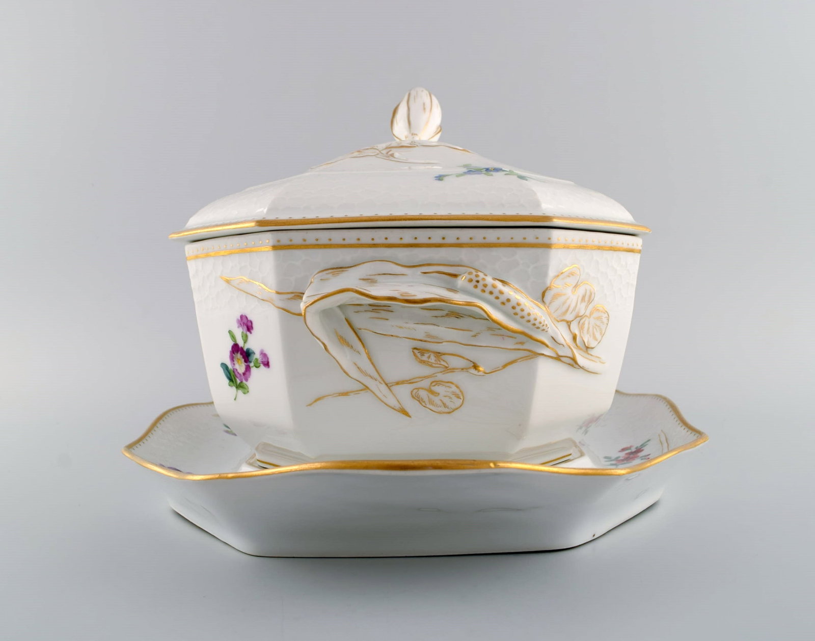 Royal Copenhagen Saxon Flower special version. Large and rare lidded tureen with saucer. Lid and - 7